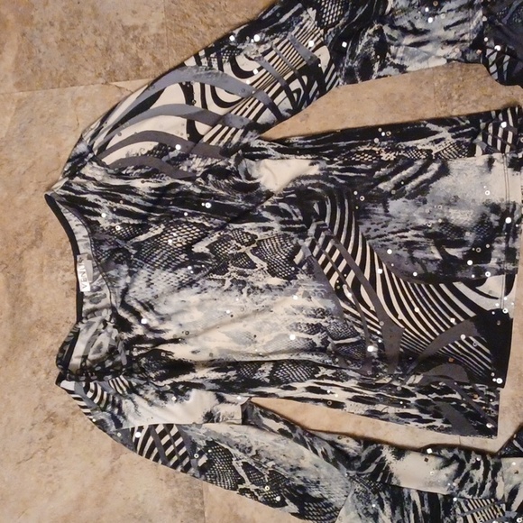 NWOT Venus Embelished Flare Sleeve Top - Picture 2 of 4